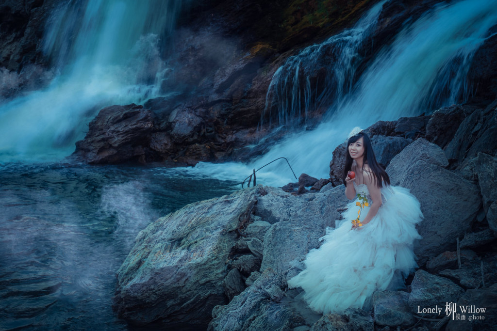 山谷里的小溪瀑布