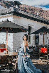 雪山下的小木屋和教堂