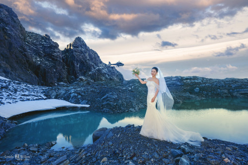 Twilight的高山冰湖