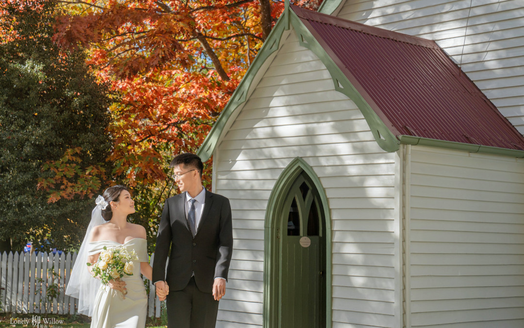 金秋的小教堂和镜湖